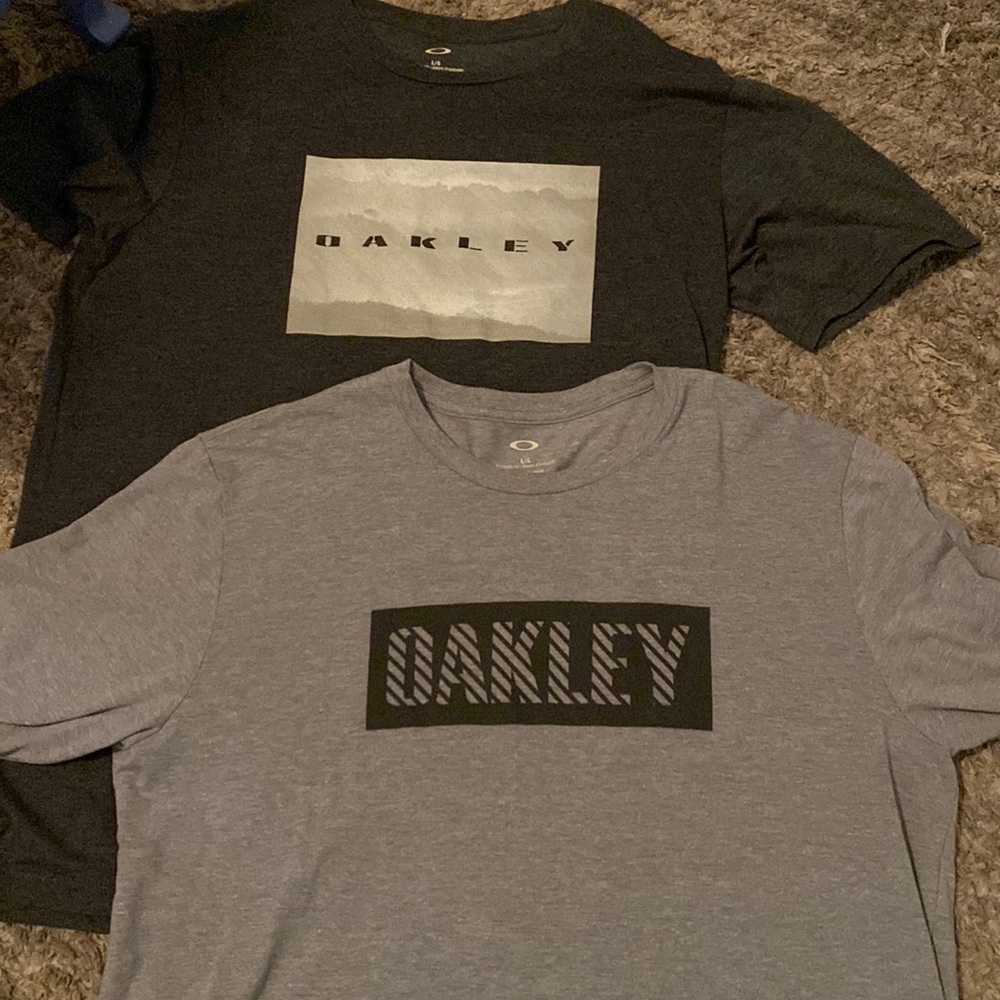 Men’s Oakley t-shirt bundle selling 2 together